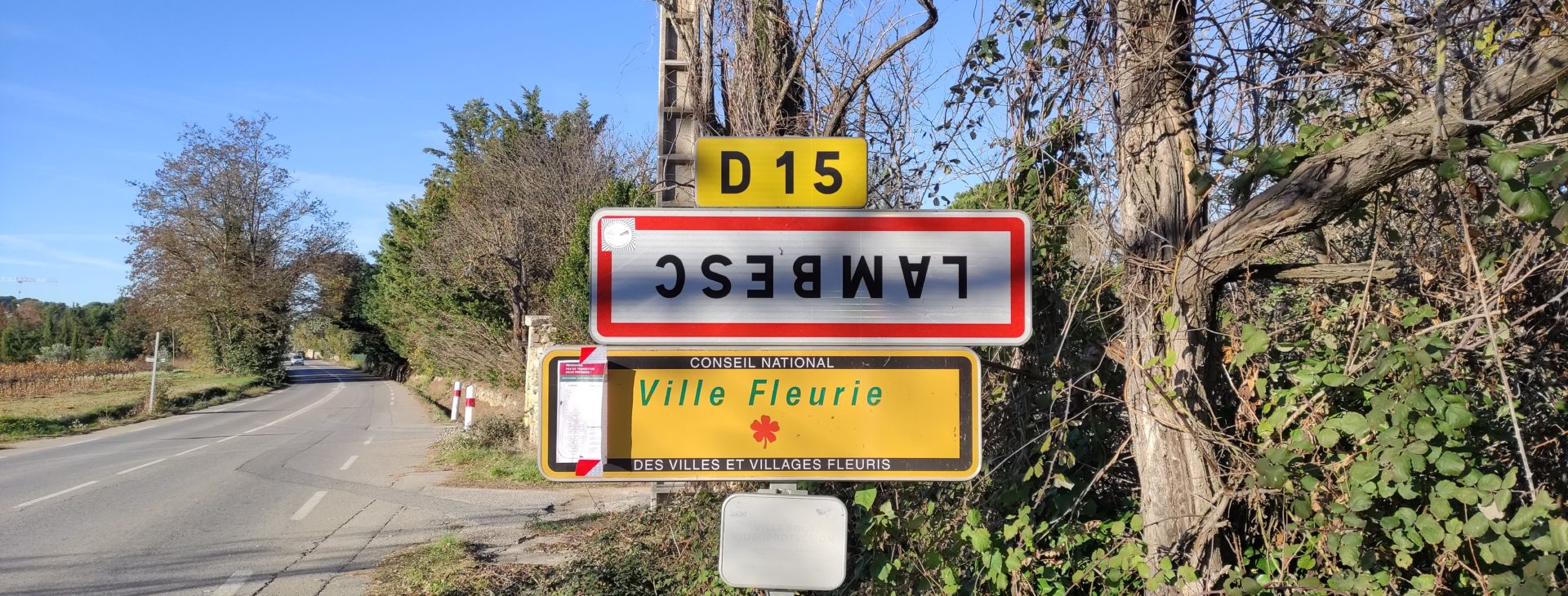Pourquoi les panneaux d’entrée de votre Ville sont à l’envers ?