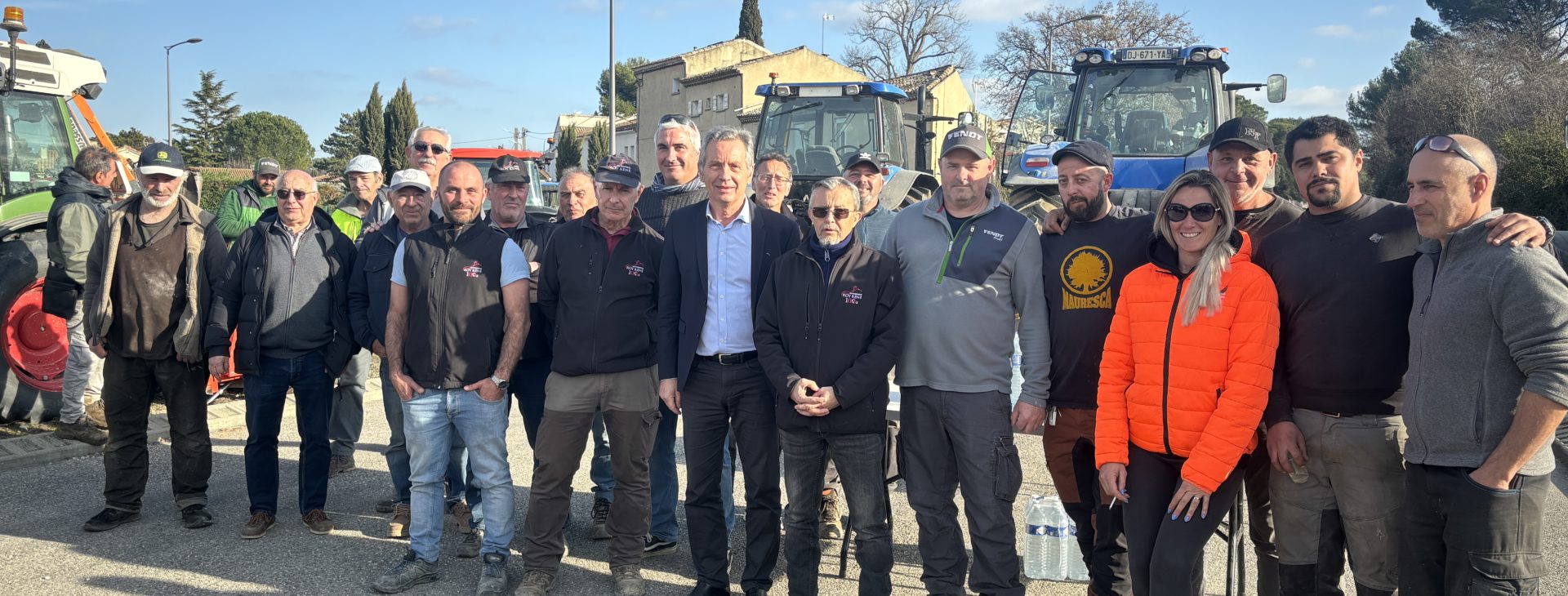 Le Maire de Lambesc aux côtés des agriculteurs sur le rond-point de Rognes