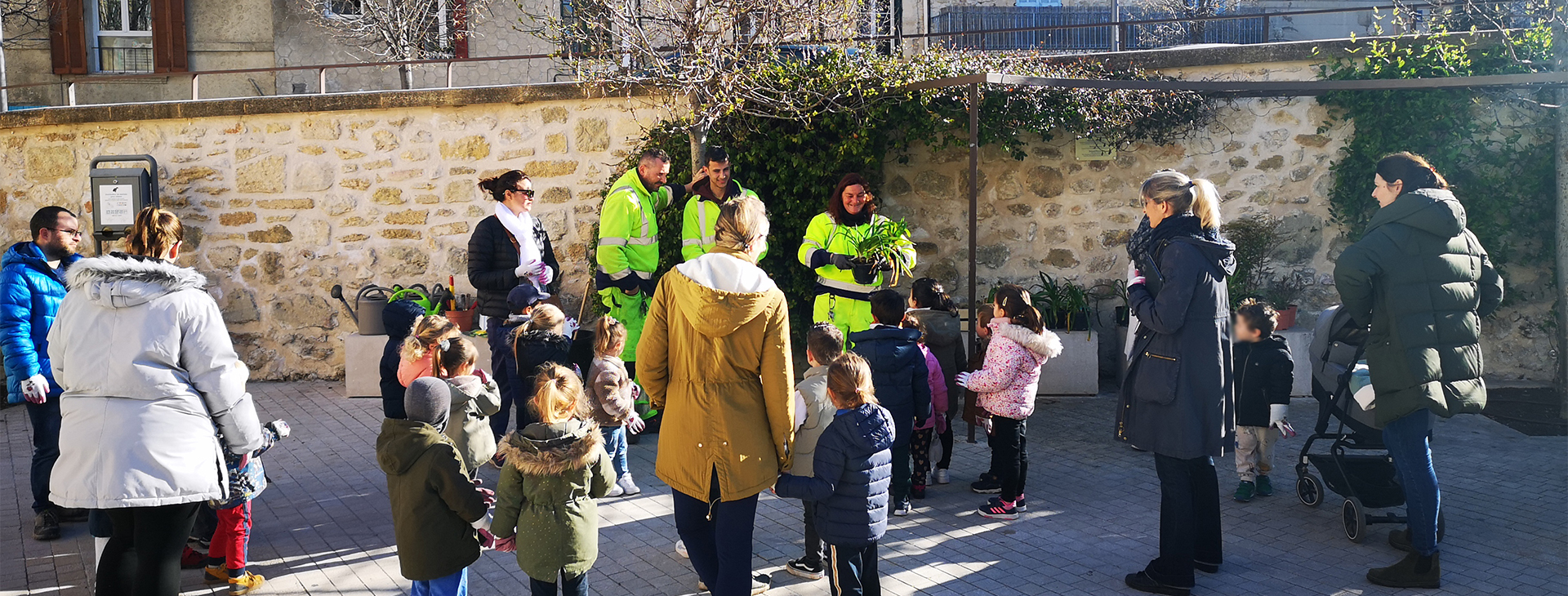 Place Héros & Martyrs – Plantations avec les enfants de l’école la Ventarelle