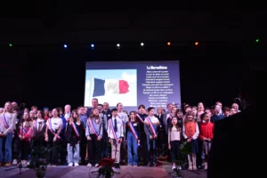 260116_Cérémonie des voeux - La Marseillaise reprise par les élus (adultes et enfants) et la chorale (adultes et enfants)