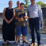 260702_Récompenses d'un CM2 entouré de Valérie Loubeyre - 1ère Adjointe au Maire, Diane Jadas - Adjointe à l'éducation et Philippe Razeyre - Maire de Lambesc